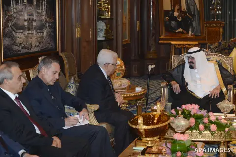 Palestinian President Mahmoud Abbas meets with the Saudi Arabian King Abdullah bin Abdul-Aziz, in Riyadh on November 12, 2012. Photo by Thaer Ganaim