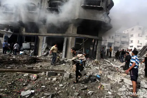 Palestinians survey the remains of a destroyed a house after Israeli air strike in al-Shijaia in the east of Gaza city on, 18 November 2012. Israel bombed militant targets in Gaza for a fifth straight day on Sunday, laun...