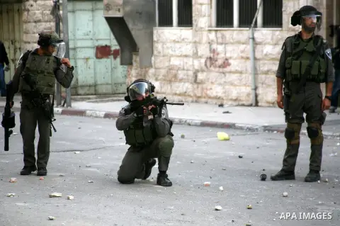 Israeli soldiers shoot at Palestinian protesters in the West Bank city of Hebron, 18 November 2012. Palestinians from the West Bank show their solidarity with Palestinians in the Gaza Strip facing air strikes and the pos...