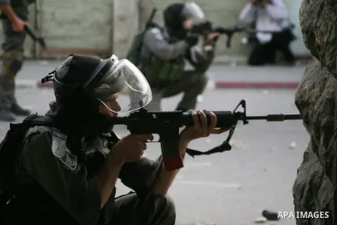 Israeli soldiers shoot at Palestinian protesters in the West Bank city of Hebron, 18 November 2012. Palestinians from the West Bank show their solidarity with Palestinians in the Gaza Strip facing air strikes and the pos...