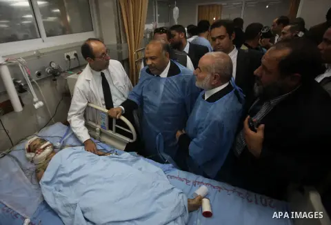 The leader of Egypt's Islamist Freedom and Justice Party Saad al-Katatni visits the injured Palestinians at al-Shifa hospital during his visit to gaza strip, in Gaza city, Nov. 19, 2012. APAimages \ Yasser Qudih, POOL