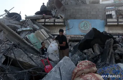 Palestinians salvage baggage from a building destroyed by an Israeli airstrike, in Gaza City, Gaza Strip, 20 November 2012. Media reports state that Israel pounded more than 100 targets in Gaza on the seventh day of its...