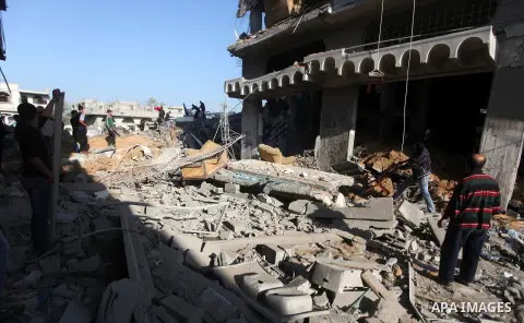Palestinians salvage baggage from a building destroyed by an Israeli airstrike, in Gaza City, Gaza Strip, 20 November 2012. Media reports state that Israel pounded more than 100 targets in Gaza on the seventh day of its...