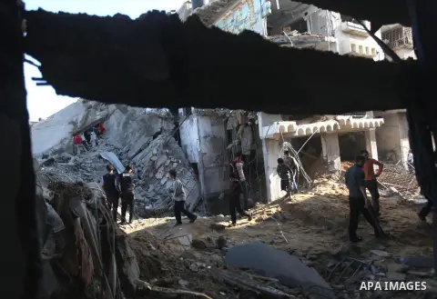 Palestinians salvage baggage from a building destroyed by an Israeli airstrike, in Gaza City, Gaza Strip, 20 November 2012. Media reports state that Israel pounded more than 100 targets in Gaza on the seventh day of its...