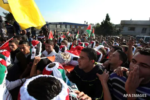 Palestinians carry the body of Rushdi Tamimi, 31, during his funeral procession in the West Bank city of Ramallah November 20, 2012. amimi was wounded during a protest against Israel's operation in Gaza on Saturday, Nov....