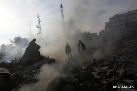 Palestinians look at government offices destroyed in an Israeli airstrike in Gaza City, 21 November 2012. Palestinian militants renewed their rocket fire on Israel 21 November and Israel continued pounding targets in the...