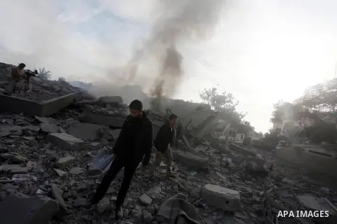 Palestinians look at government offices destroyed in an Israeli airstrike in Gaza City, 21 November 2012. Palestinian militants renewed their rocket fire on Israel 21 November and Israel continued pounding targets in the...