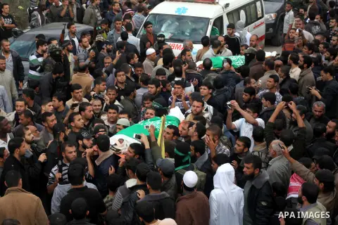 Hamas militants carry the body of a fellow comrade, whom medics said was killed in an Israeli air strike on Wednesday, during his funeral in the central Gaza Strip November 22, 2012. A ceasefire between Israel and Gaza's...