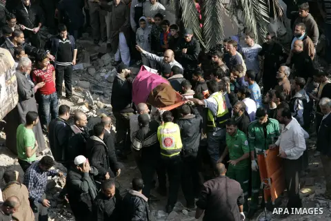 Palestinians carry the dead body of a man from the al-Dallu family out from the rubble after A ceasefire between Israel and Gaza's Hamas Who was killed an Israeli airstrike in Gaza City, on November 18, 2012. Ten Palesti...