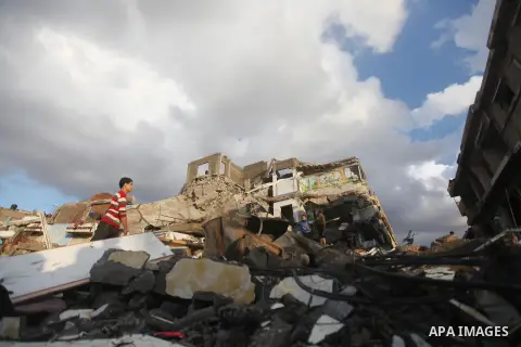 Palestinian Family members inspect thier house destroyed during a recent Israeli airstrike in Gaza City, 23 November 2012. Palestinians and Israelis on both sides of the Gaza border tried to resume everyday life after a...
