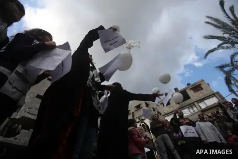 Palestinians release balloons at the site of the destroyed house of the Dalou family in Gaza City November 24, 2012. Eleven members of the Dalou family were killed after an Israeli air strike on their house during the ei...