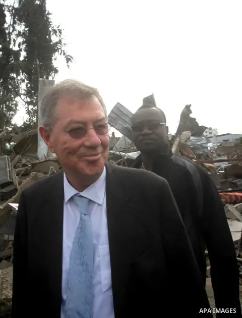 Robert H. Serry, the United Nations special coordinator for the Middle East Peace Process, talks with a wounded Palestinian man during his visit to Gaza Strip in Gaza City on Nov. 25, 2012. Photo by Ashraf Amra