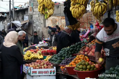 Palestinians shop at a market in Gaza City, 25 November 2012. Normal life in Gaza resumed remarkably fast after a ceasefire agreement was announced following eight days of cross border violence between Israel and the Gaz...