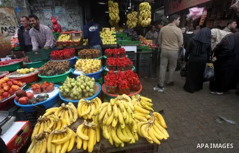 Palestinians shop at a market in Gaza City, 25 November 2012. Normal life in Gaza resumed remarkably fast after a ceasefire agreement was announced following eight days of cross border violence between Israel and the Gaz...