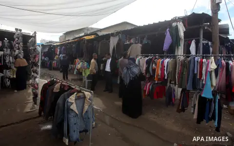 Palestinians walk at a market in Gaza City, 25 November 2012. Normal life in Gaza resumed remarkably fast after a ceasefire agreement was announced following eight days of cross border violence between Israel and the Gaz...