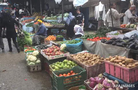 Palestinians shop at a market in Gaza City, 25 November 2012. Normal life in Gaza resumed remarkably fast after a ceasefire agreement was announced following eight days of cross border violence between Israel and the Gaz...