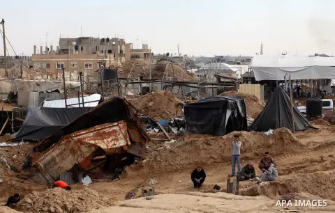 Palestinians work at the entrance of a smuggling tunnels dug beneath the Egyptian-Gaza border in Rafah, in the southern Gaza Strip November 27, 2012. Knee-deep in craters carved out by Israeli air strikes, Palestinians w...