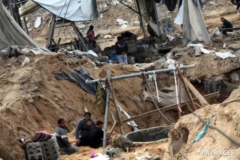 Palestinians work at the entrance of a smuggling tunnels dug beneath the Egyptian-Gaza border in Rafah, in the southern Gaza Strip November 27, 2012. Knee-deep in craters carved out by Israeli air strikes, Palestinians w...