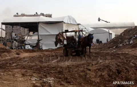Palestinians work at the entrance of a smuggling tunnels dug beneath the Egyptian-Gaza border in Rafah, in the southern Gaza Strip November 27, 2012. Knee-deep in craters carved out by Israeli air strikes, Palestinians w...