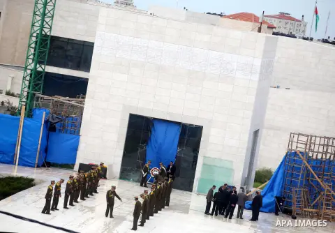 Palestinian government officials lining up during a wreath laying ceremony at the mausoleum of the late Palestinian President and PLO Chairman Yasser Arafat in the West Bank town of Ramallah, 27 November 2012. The body o...