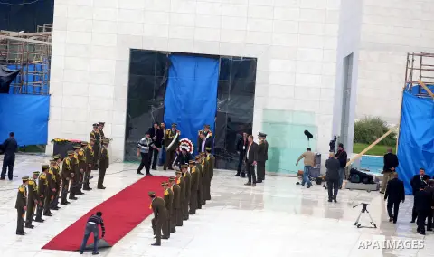 Palestinian government officials lining up during a wreath laying ceremony at the mausoleum of the late Palestinian President and PLO Chairman Yasser Arafat in the West Bank town of Ramallah, 27 November 2012. The body o...