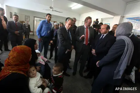 John Gat Rutter representative of the European Union visits UNRWA hospital in Gaza city, on Nov. 28, 2012. The European Commission will contribute 11.5 million euros to support the work of the United Nations assisting Pa...