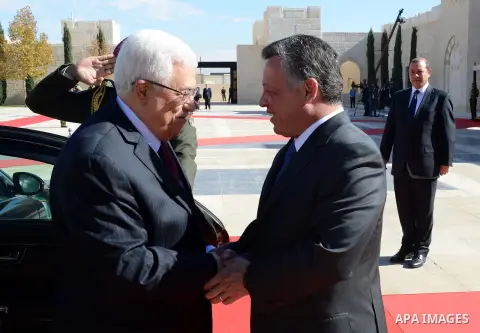 Palestinian President Mahmoud Abbas (L) shakes hands with Jordan King Abdullah II (R) in Amman, 02 December 2012. Abbas stopped in Jordan on his way to Ramallah from york after a vote on a resolution to upgrade the statu...