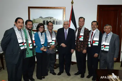 Palestinian President Mahmoud Abbas meets with the Indonesian Parliamentary delegation in the West Bank city of Ramallah, Dec, 03, 2012. Photo by Thaer Ganaim
