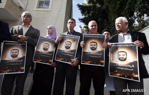Palestinians hold portraits of prisoner Samer Issawi who is on a hunger strike, as they protest for his release in Jerusalem, 03 December 2012. Photo by Mahfouz Abu Turk