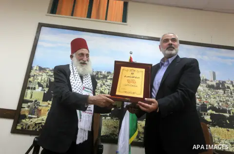 Palestinian Prime Minister in Gaza Strip, Ismail Haniyeh meets with Shaykh al-Mujahideen Sheikh Hafez Salama, in Gaza city on Dec. 05, 2012. Photo by Ashraf Amra