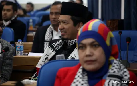 The spokesman of the Palestinian Parliament in Gaza Strip, Ahmed Bahar meets with delegation Chairman of the Indonesian Parliament at the Legislative Council in Gaza city on Dec. 05, 2012. Photo by Ashraf Amra