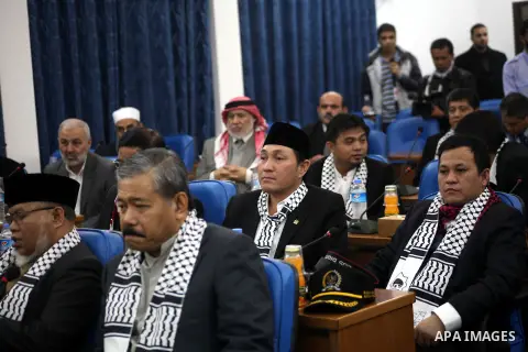 The spokesman of the Palestinian Parliament in Gaza Strip, Ahmed Bahar meets with delegation Chairman of the Indonesian Parliament at the Legislative Council in Gaza city on Dec. 05, 2012. Photo by Ashraf Amra