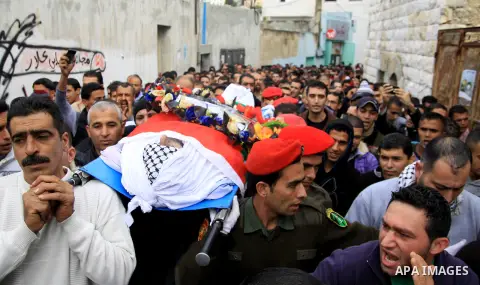 Palestinians carry the body of Hatem Shadid, who was shot dead by Israeli officers on December 3, during his funeral in the West Bank village of Alar, near Tulkarem December 7, 2012. Shadid, rammed an Israeli army jeep c...
