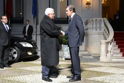 Palestinian President Mahmoud Abbas meets with Bulgarian Prime Minister in Lisbon, on Dec. 12, 2012. Photo by Thaer Ganaim