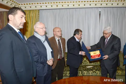 Palestinian President Mahmoud Abbas meets with the mayor of Naples during an official visit to Italy, 16 December 2012. Photo by Thaer Ganaim