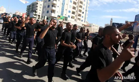 Palestinian Hamas policemen run during training exercises in Gaza city on 19 December 2012. Photo by Majdi Fathi