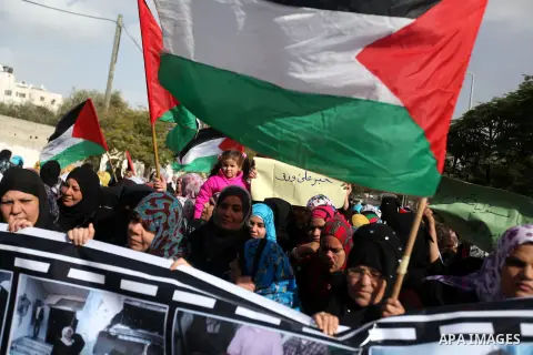 Palestinian women chant slogans during a protest calling for stop against women violence by Israeli forces in Gaza City, on Dec. 20, 2012. Photo by Majdi Fathi