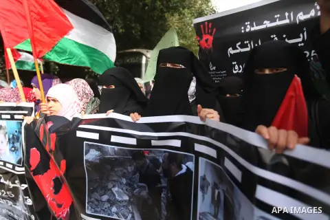 Palestinian women chant slogans during a protest calling for stop against women violence by Israeli forces in Gaza City, on Dec. 20, 2012. Photo by Majdi Fathi