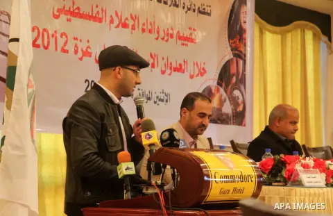 Palestinian journalists attend a meeting to performance evaluation the Palestinian media during the eight days of Israeli air strikes on Gaza strip in Gaza city on 24 December 2012. Photo by Ezz al-Zanoon