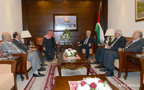 Palestinian President Mahmoud Abbas meets with former Jordanian Prime Minister Abdul Salam Majali in the West Bank city of Ramallah, on December 26, 2012. Photo by Thaer Ganaim