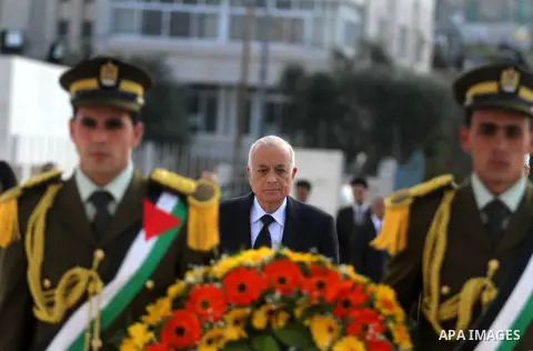 Arab League Secretary-General Nabil Elaraby, lays a wreath at the tomb of late leader Yasser Arafat during during an arrival ceremony in the West Bank city of Ramallah, Dec. 29, 2012. Photo by Issam Rimawi