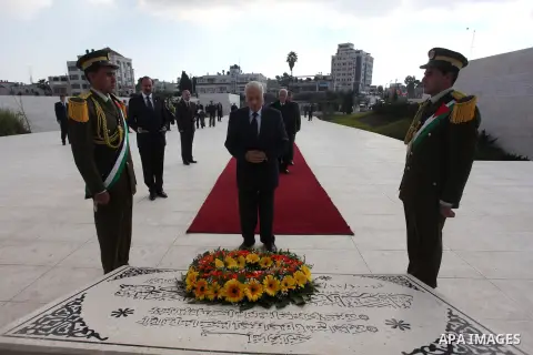 Arab League Secretary-General Nabil Elaraby, lays a wreath at the tomb of late leader Yasser Arafat during during an arrival ceremony in the West Bank city of Ramallah, Dec. 29, 2012. Photo by Issam Rimawi
