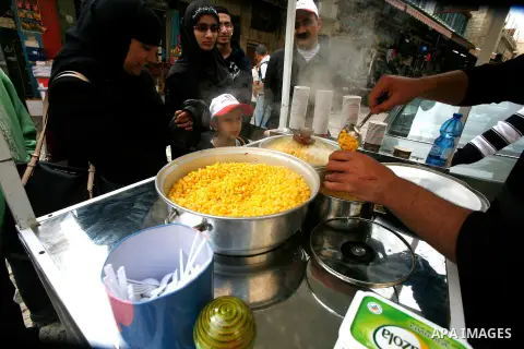 Palestinian vendor sells Corn at the market in Jerusalem's old city on December 29, 2012. Photo by Mahfouz Abu Turk