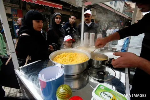 Palestinian vendor sells Corn at the market in Jerusalem's old city on December 29, 2012. Photo by Mahfouz Abu Turk
