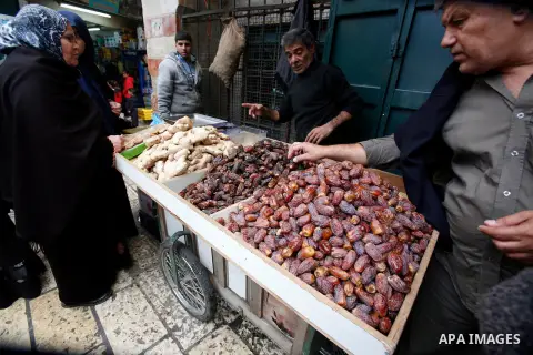Palestinian vendor sells Dates at the market in Jerusalem's old city on December 29, 2012. . Photo by Mahfouz Abu Turk