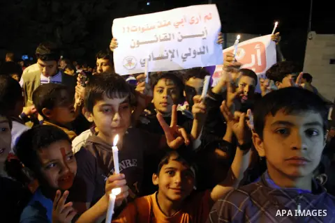 Palestinian children light candles during a rally to show solidarity with Palestinian prisoners inside Israeli jails, in Gaza City April 15, 2013. According to a Palestinian prisoners' association, at least 4900 Palestin...