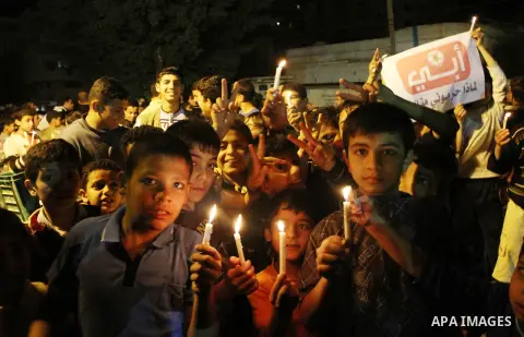 Palestinian children light candles during a rally to show solidarity with Palestinian prisoners inside Israeli jails, in Gaza City April 15, 2013. According to a Palestinian prisoners' association, at least 4900 Palestin...