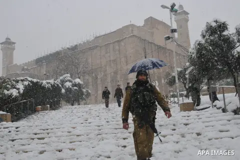 Israeli soldiers guard the Israeli settlers zones despite of the snow on January 10, 2013 in the West Bank city of Hebron. As temperatures plummeted, the bitter winds and rain that have battered the Middle East since Sun...