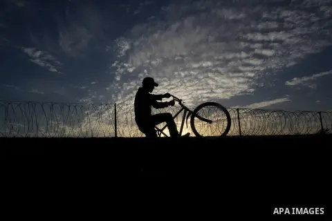 A Palestinian youth displays acrobatic skills on his bicycle during the weekly sport event, in the al-Zahra town, southern Gaza city, on Jan. 19, 2013. Photo by Ezz al-Zanoon