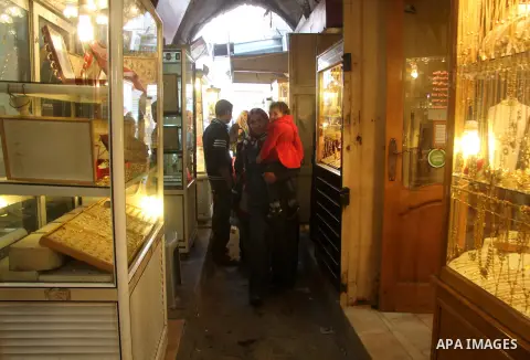 Palestinians walk at the jewelry popular market in Gaza city, January 20, 2013. Photo by Ezz al-Zanoon